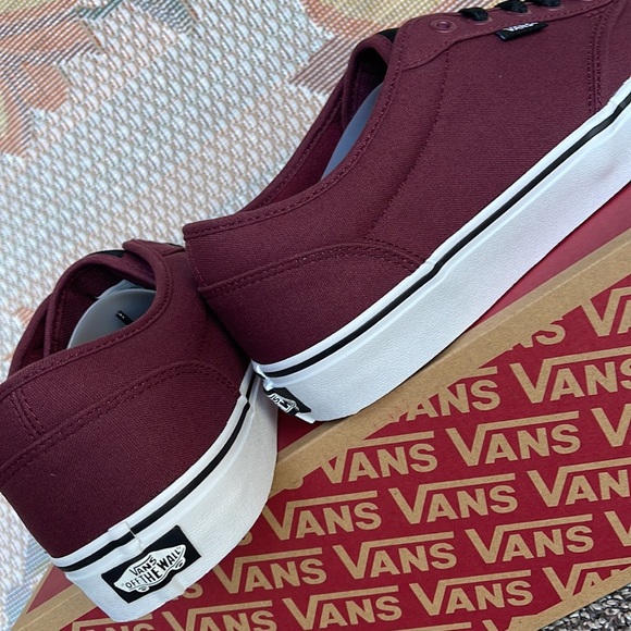 Vans WMNS Atwood
(Canvas) Oxblood/White
VN000TUY8J3
Sneakers - Picture 15 of 16